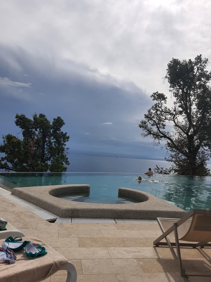 Infinity-Pool mit Blick auf das Meer